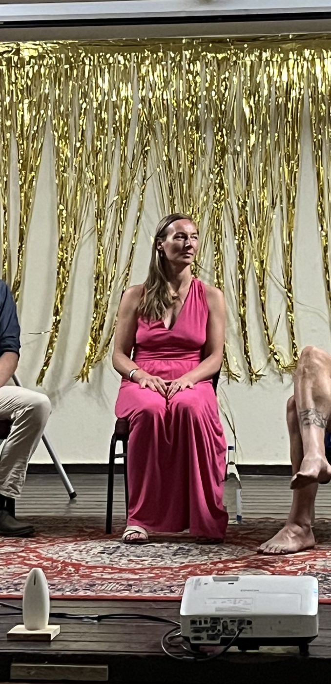 Dr. Julia König in einer Podiumsdiskussion