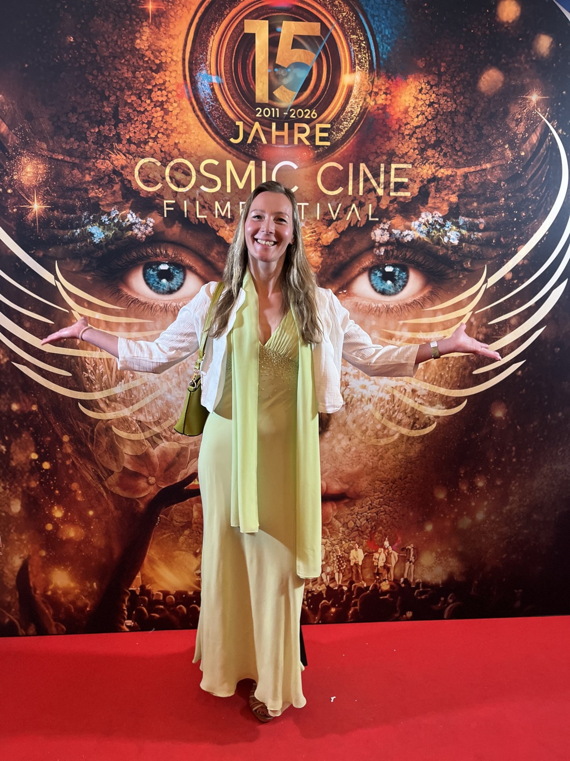 Dr. Julia König auf dem roten Teppich des Cosmic Cine Filmfestivals