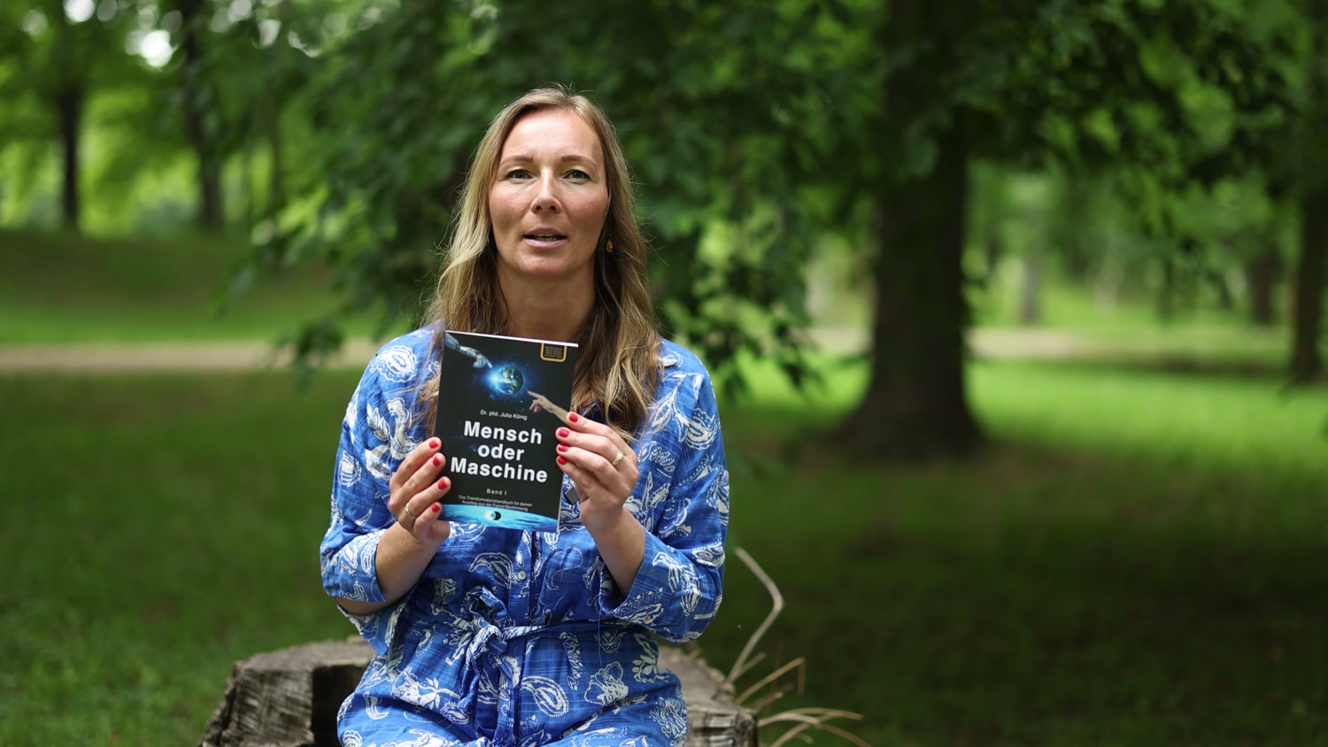 Dr. Julia König mit ihrem Buch Mensch oder Maschine