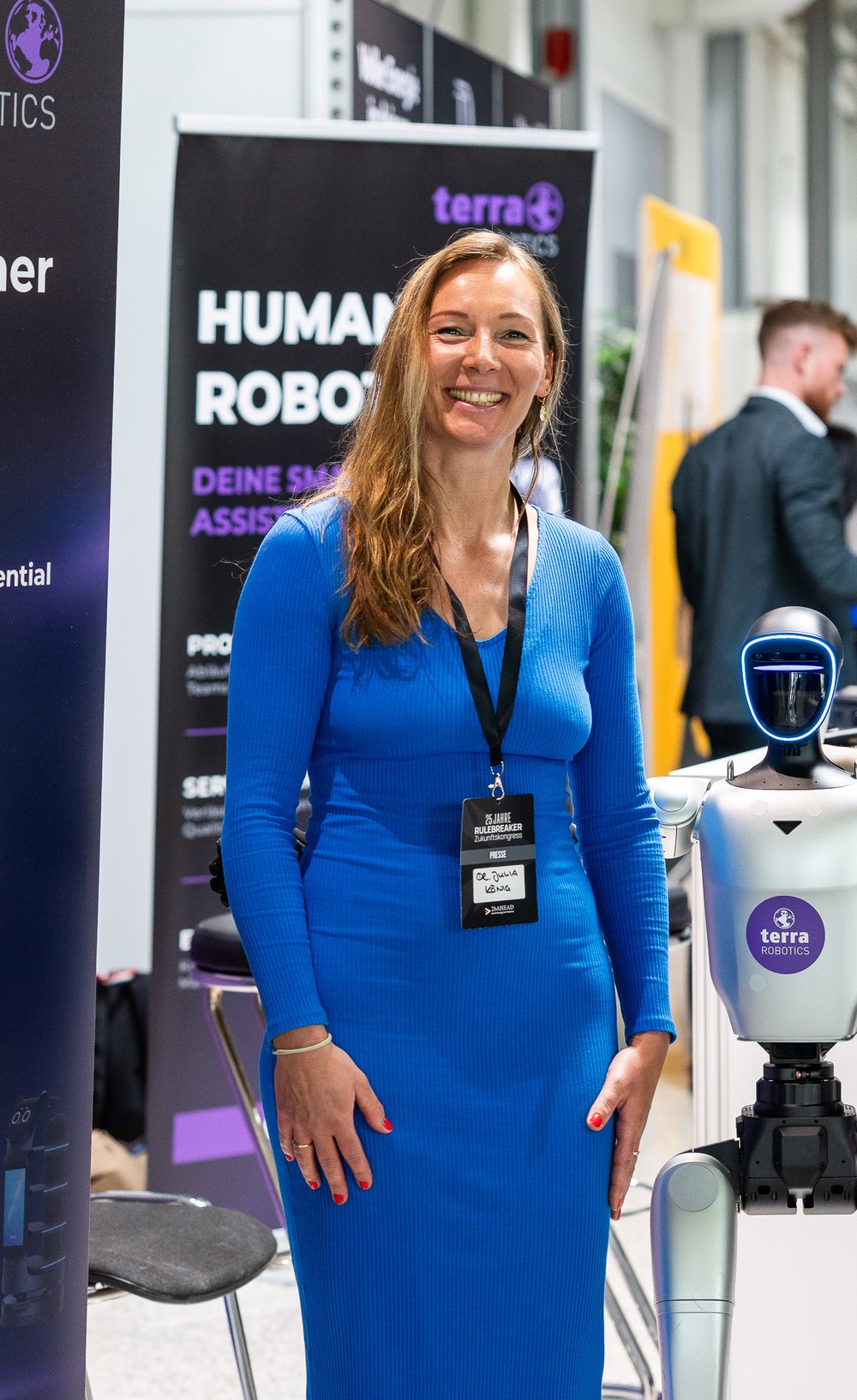 Dr. Julia König beim Rulebreaker-Zukunftskongress — Mensch und humanoider Roboter Seite an Seite